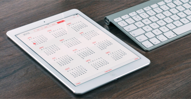 ipadに表示されたカレンダーとキーボード